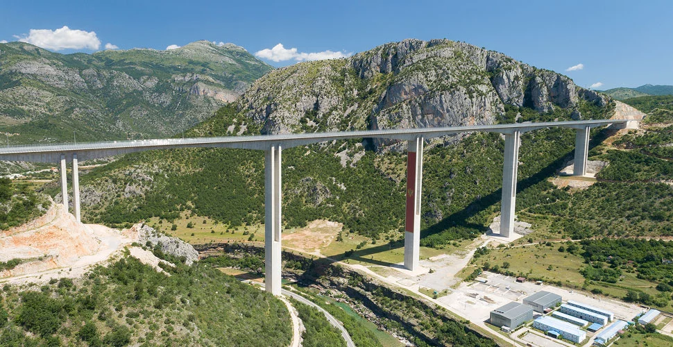 Reliable steel support for a monumental span